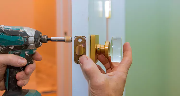 Broken Door Knob Fix in Hallandale Beach, FL